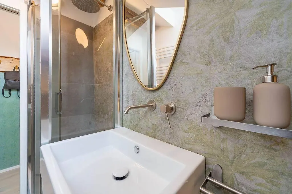 Central Station Comfort Suite - Duomo 15 Min Milan Apartment